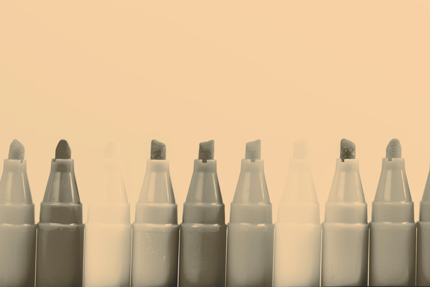 Groupe de feutre pointe marqueurs de couleurs vives sur fond blanc
 - Photo, image