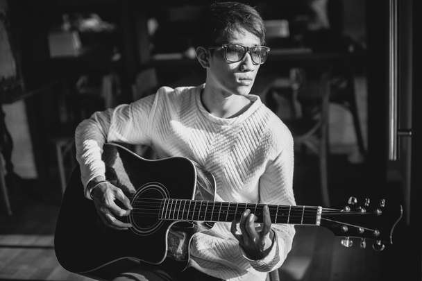 Asya gitarist sanatçı man oyun gitar Cafe monochrome - Fotoğraf, Görsel