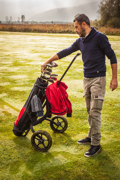 Player Choosing the golf club - Фото, изображение
