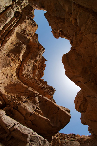 Ranura estrecha entre dos rocas en el cañón del desierto
 - Foto, imagen