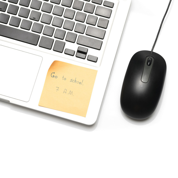 laptop e mouse com nota pegajosa
 - Foto, Imagem