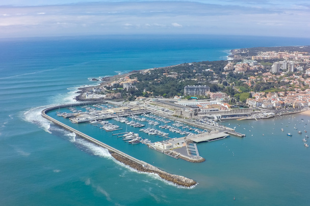 Luftaufnahme der Küste von Cascais in der Nähe von Lissabon in Portugal - Foto, Bild
