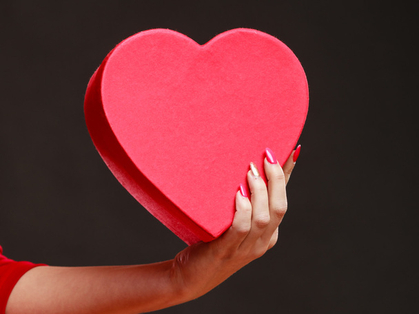 Woman holding heart shaped box - Foto, Bild