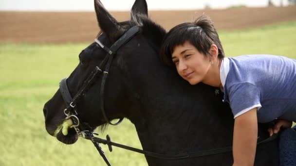Lány ül a ló és cirógató neki lassú mozgás - Felvétel, videó