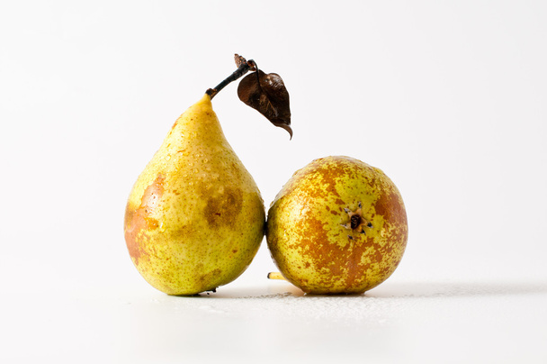 Päärynät ja vesi
 - Valokuva, kuva