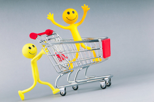 Carrito de compras y sonrisas felices
 - Foto, imagen