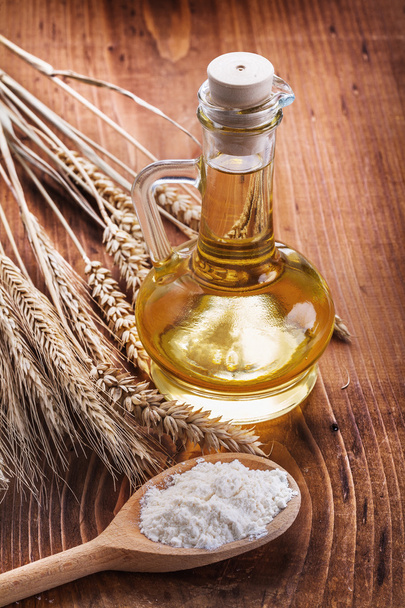 flour,  wheat and oil - Φωτογραφία, εικόνα