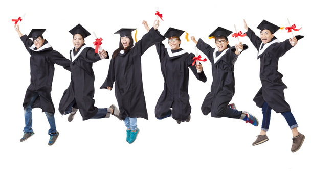 Счастливая студенческая группа в выпускном халате прыгает вместе
 - Фото, изображение