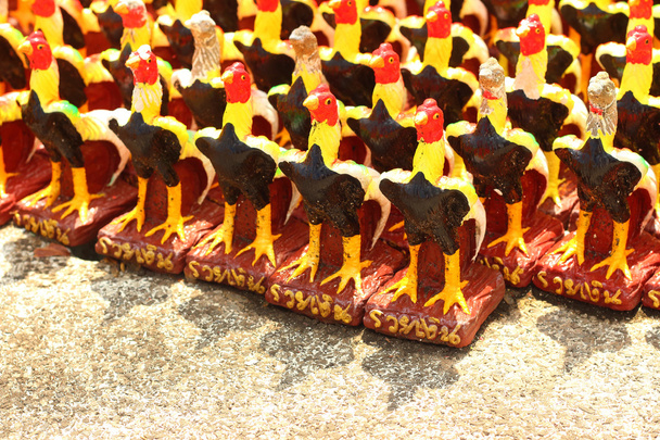 colorido de pollas estatua en el templo
 - Foto, imagen