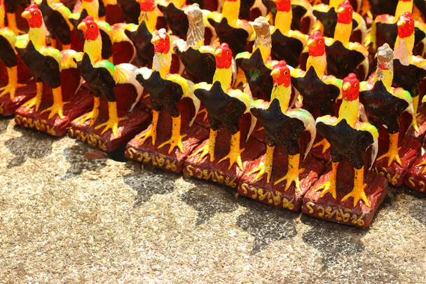 colorido de pollas estatua en el templo
 - Foto, imagen