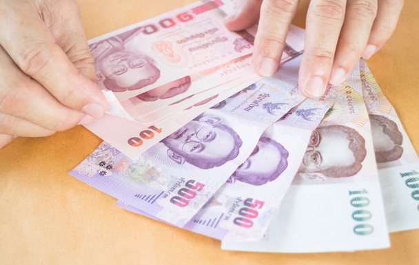 Tayland baht banknot sayma adam el  - Fotoğraf, Görsel