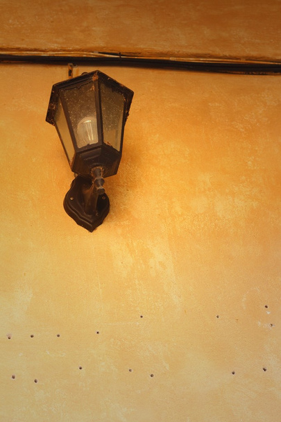 A lámpa a falra, barna háttér. - Fotó, kép