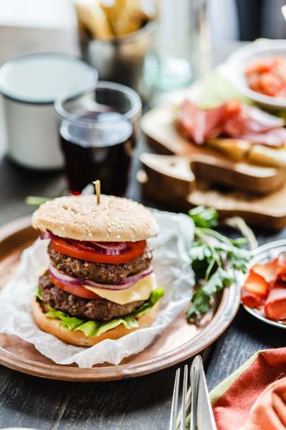 Tasty burger with beef - Valokuva, kuva