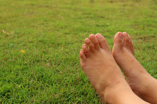 ноги на зеленій траві на газоні
. - Фото, зображення