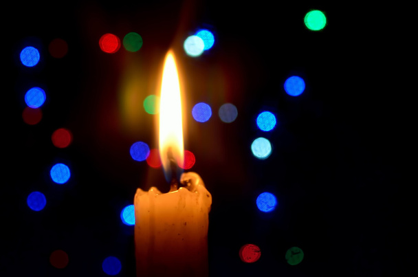 Свічка з розмитим світлом на фоні
 - Фото, зображення