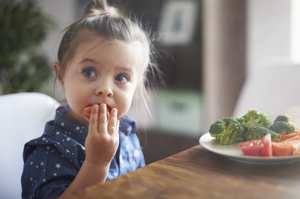 Child Eating vegetables - Foto, immagini