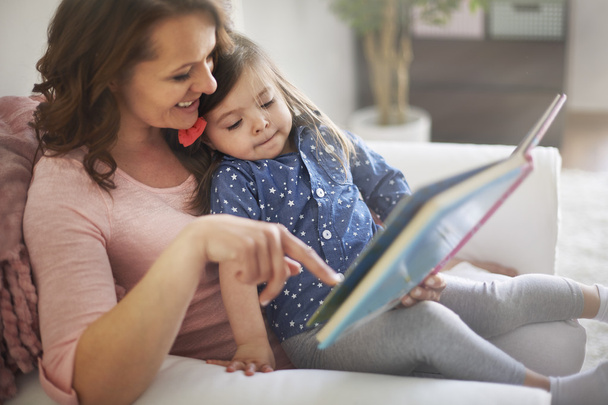 madre con su hija leyendo libro
 - Foto, Imagen