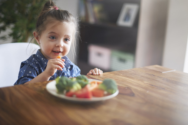 Girl eating a healthy vegetables - 写真・画像