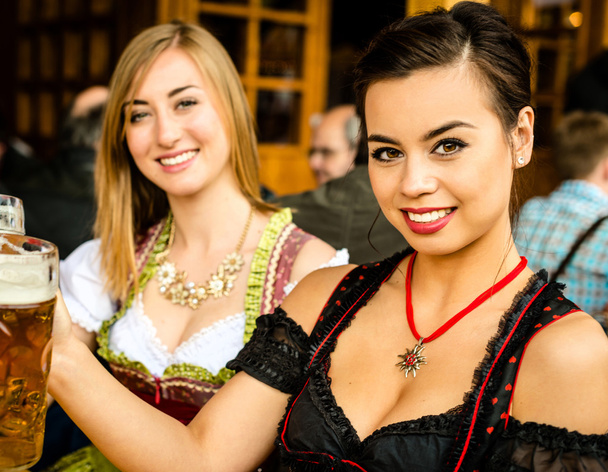 Chicas bebiendo cerveza en el Oktoberfest
 - Foto, imagen