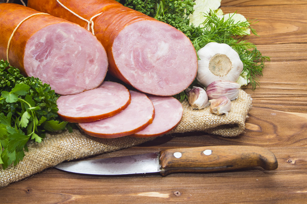 шинка нарізана свиняча ковбаса з часником і травою
 - Фото, зображення