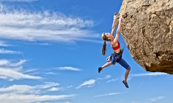 vrouwelijke rock klimmer. - Foto, afbeelding