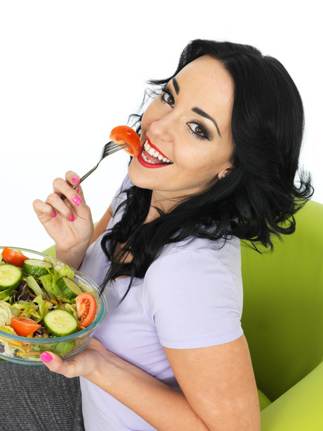 Fiatal nő eszik egy friss ropogós vegyes kerti saláta - Fotó, kép