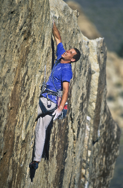 ορειβάτης σκαρφαλωμένο σε ένα βράχο. - Φωτογραφία, εικόνα
