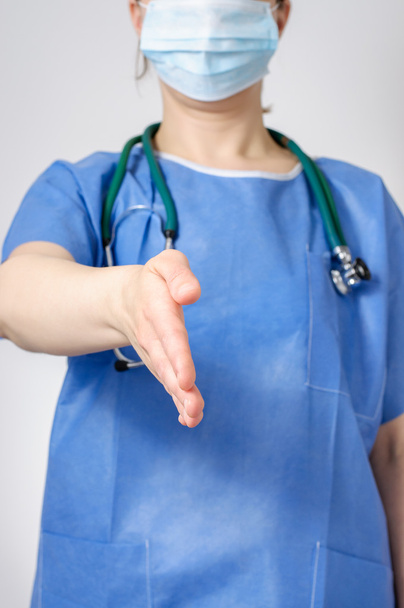 Medico femminile che offre la sua stretta di mano
 - Foto, immagini