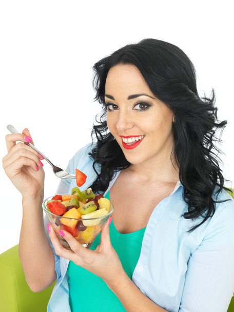 Fiatal nő eszik friss gyümölcssaláta - Fotó, kép