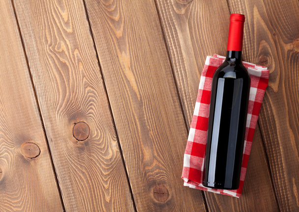 Красная бутылка вина на полотенце
 - Фото, изображение