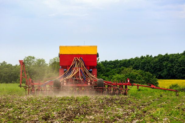 Landwirtschaftliche Arbeiten beim Pflügen von Land auf einem leistungsstarken Traktor - Foto, Bild