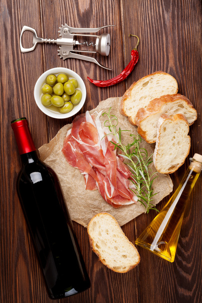 Прошутто, вино, оливки
 - Фото, изображение