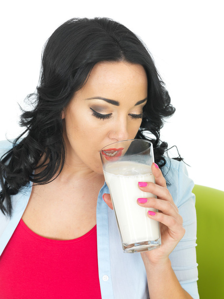 молодая женщина пьет стакан молока - Фото, изображение