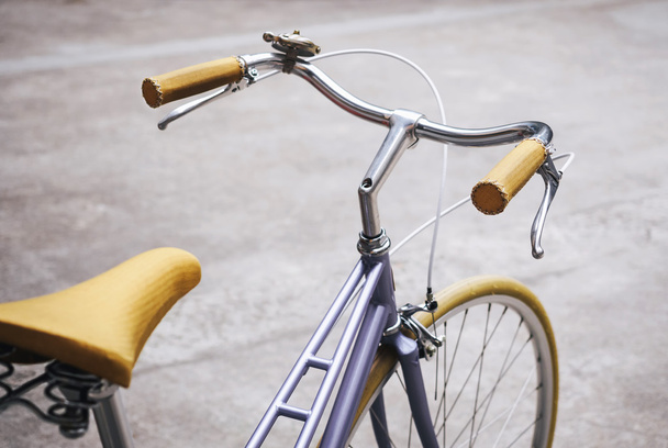 Vintage bicycle dicht omhoog, ecologie vervoer - Foto, afbeelding