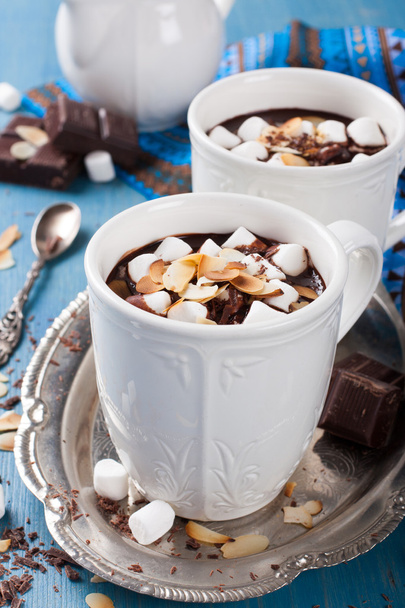Dos tazas de leche de almendras de chocolate
 - Foto, Imagen