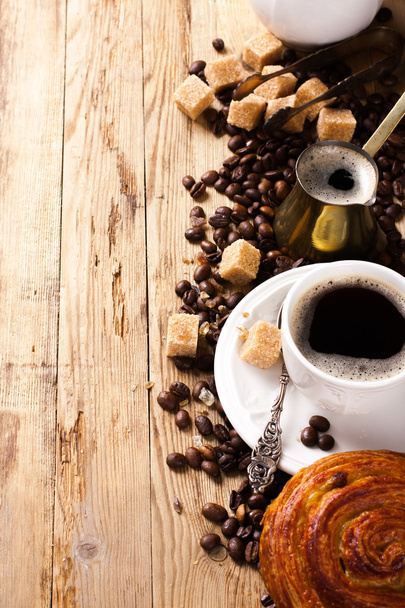 staré kávové konvice a šálek na dřevěný rustikální pozadí - Fotografie, Obrázek