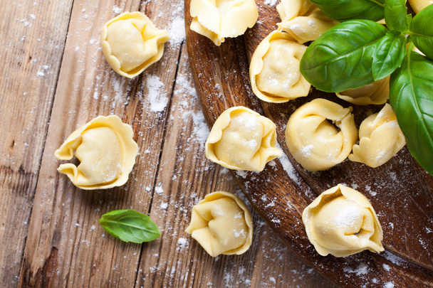 Tortellini italien cru fait maison
 - Photo, image