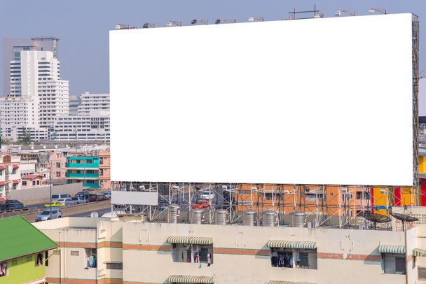 Grande cartellone bianco con sfondo vista città
 - Foto, immagini