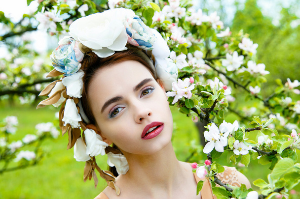 Sensual woman in floral wreath - Foto, imagen