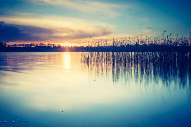 Zonsondergang over rustige lake - Foto, afbeelding