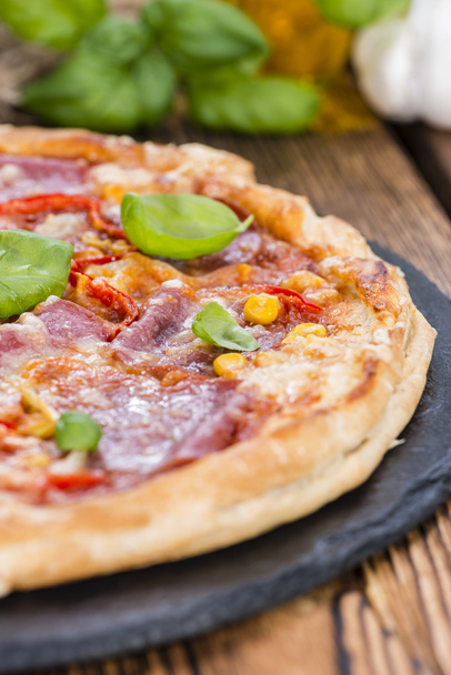 pizza de salame feito fresco
 - Foto, Imagem