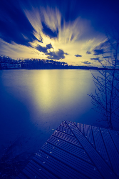 Захід сонця над спокійним озером
 - Фото, зображення