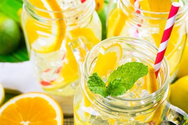 Water with fresh citrus fruits and ice - Φωτογραφία, εικόνα