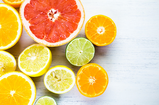 新鮮な柑橘系の果物をスライス - 写真・画像