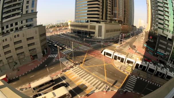 Dubai trafikte geçen tramvay - Video, Çekim