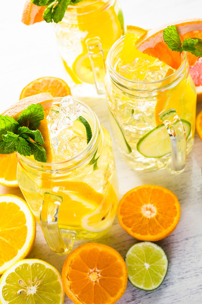 新鮮な柑橘系の果物と氷と水します。 - 写真・画像