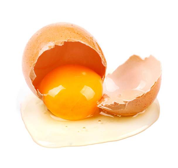 Nahaufnahme von rohem gebrochenem Ei isoliert auf Weiß - Foto, Bild