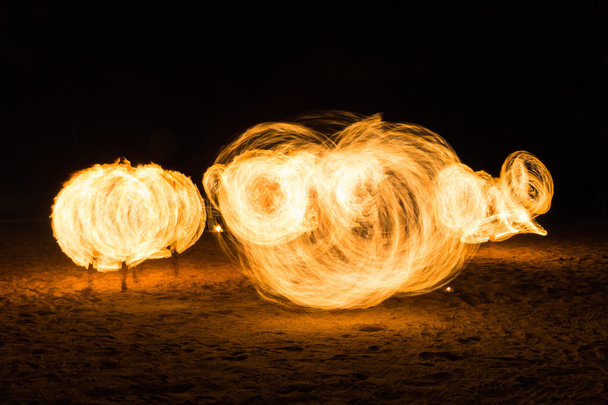 Man Fire Show na praia
  - Foto, Imagem