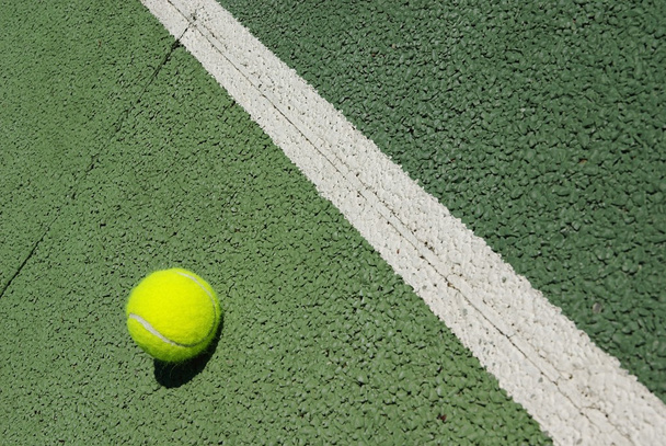 Pelota de tenis en la pista
 - Foto, imagen
