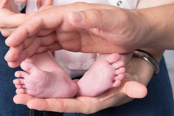 Un père tient les pieds de son nouveau-né
 - Photo, image